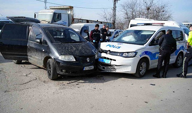 Edirne&#039;de günlerdir polislerden kaçan sürücü ekip otosuna çarptı: 2 polis yaralı