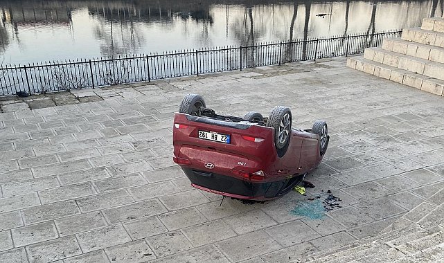 Edirne'de takla atan otomobil az kalsın Tunca Nehri'ne uçuyordu