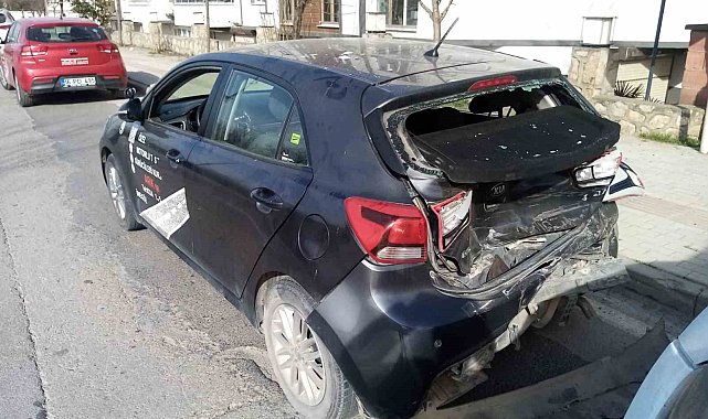 Ehliyet sınavındaki kadının otomobiline kamyonet çarptı: 4 yaralı