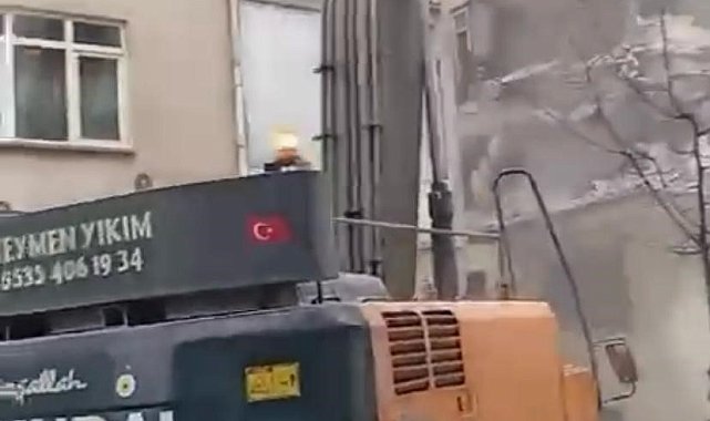 Elazığ'da ağır hasarlı bina tek dokunuşla yıkıldı