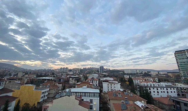 Elazığ'da ilginç bulut görüntüsü: 'Sirrokümülüs'leri görenler bir kez daha baktı