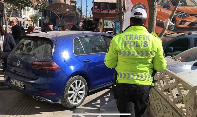 Elazığ'da otomobil duvara çarptı: 2 yaralı