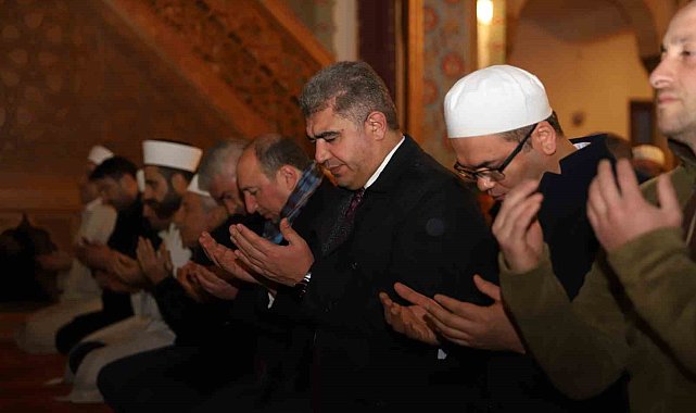 Eller depremde hayatını kaybedenler için semaya kalktı