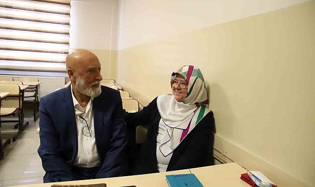 Emekli çiftin İngilizce tutkusu "öğrenmenin yaşı yok' dedirtiyor