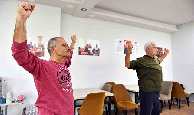 Emekli evi üyeleri sabah sporunda bir araya geliyor