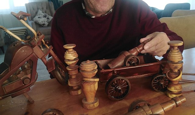 Emekli marangoz ustası, ağaçları oyarak yüzlerce oyuncak yaptı