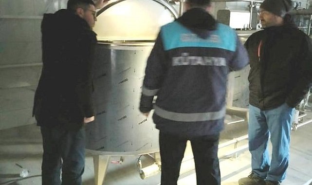 Emet'te süt ürünleri işleme tesisinde inceleme