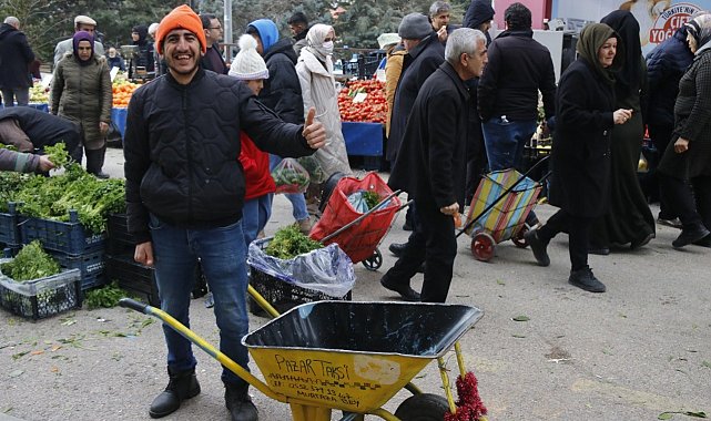 Engelli genç 9 yıldır geçimini pazar alışveriş torbalarını taşıyarak sağlıyor