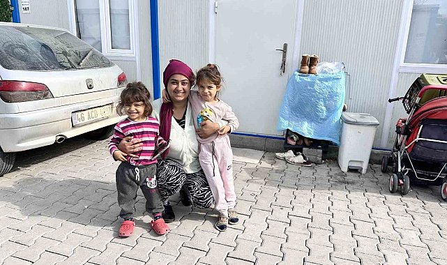 Enkaz altında kalan anne çocuklarını emzirerek hayatta tuttu
