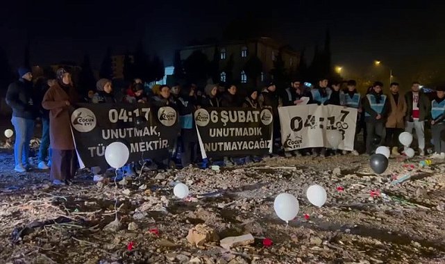 Enkazlara balonlar ve karanfiller bırakıldı