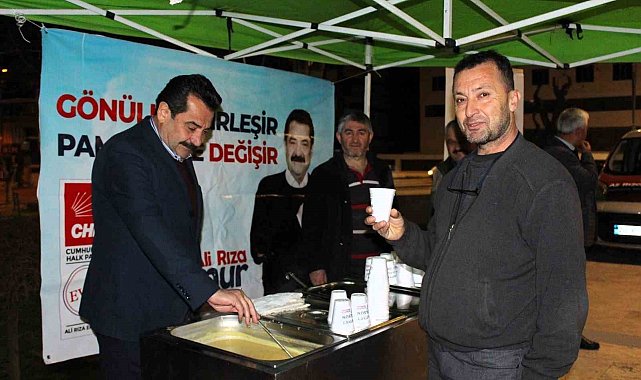 Ertemur sabah ayazında yola çıkan işçilere çorba ikram etti