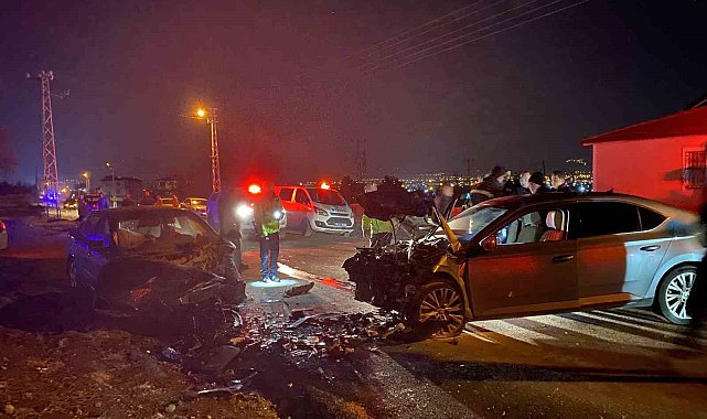 Erzincan'da iki otomobil çarpıştı: 1'i ağır 3 yaralı