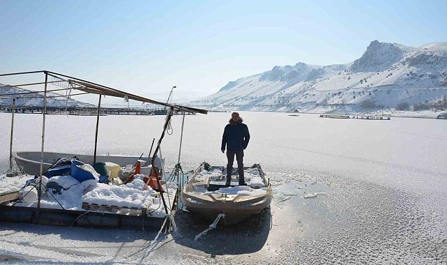 Erzincan'da soğuk havanın etkisiyle barajlar dondu
