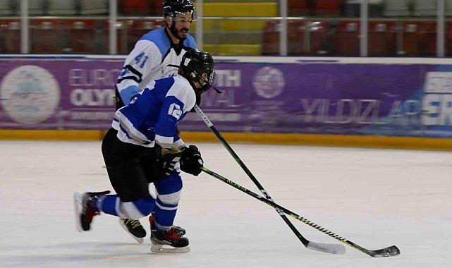 Erzurum'da buz hokeyi heyecanı sürüyor
