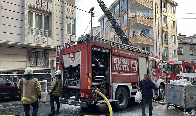 Esenyurt'ta 5 katlı binanın çatısında yangın
