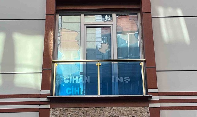 Esenyurt&#039;ta boşanmak isteyen eşinin evini ikinci kez taşlayan adam kamerada