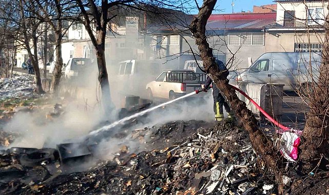 Eski lise bahçesinde hurda atıklar alev alev yandı
