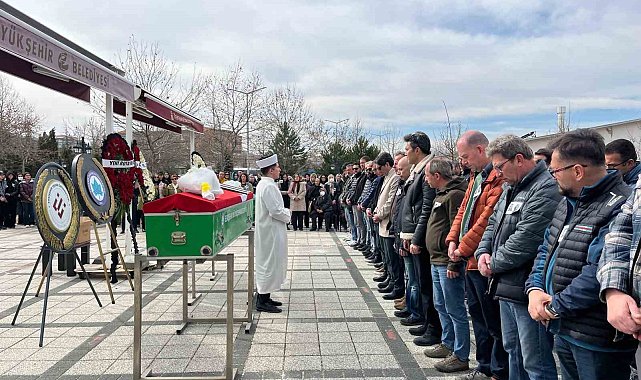 Eskişehir'de trafik kazasında hayatını kaybeden öğretim üyesi ve kızı son yolculuğuna uğurlandı