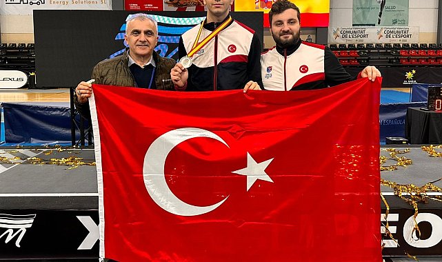 Eskrimci Toprak Altınçekiç'ten gümüş madalya