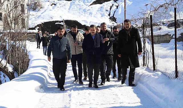 Evi yanan aileye kaymakam ve başkan sahip çıktı