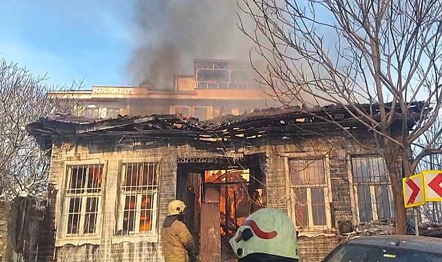Eyüpsultan'da iki katlı ahşap bina alevlere teslim oldu: Evinin yanışını gözyaşları içinde izledi
