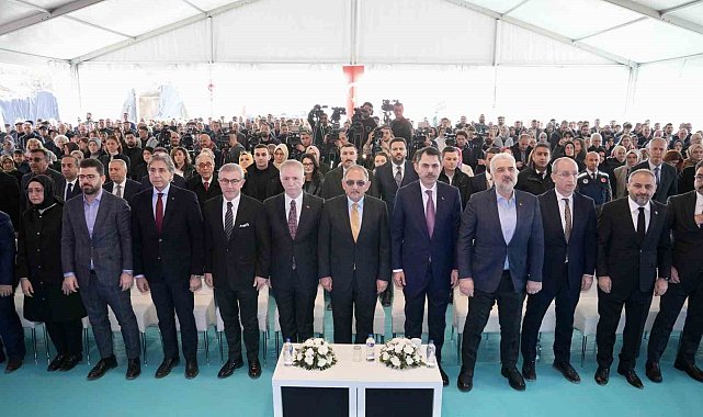 Eyüpsultan&#039;da konuşan Kurum, &quot;Depreme dayanıksız binaları yıkarak çocuklarımız için güzel bir gelecek hazırlıyoruz&quot;