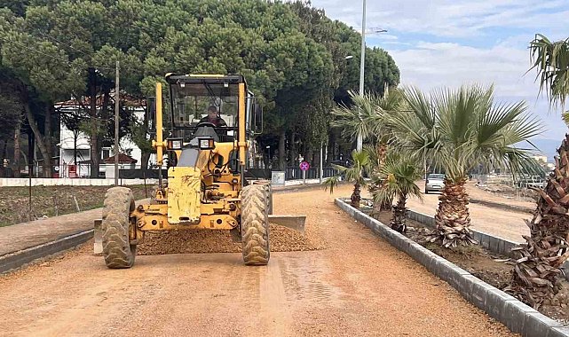 Ezine Belediyesi, Ezine Kamu Kampüsü ve Şehir Merkezi Bağlantı Yolu'nda sıcak asfalt çalışması başlattı
