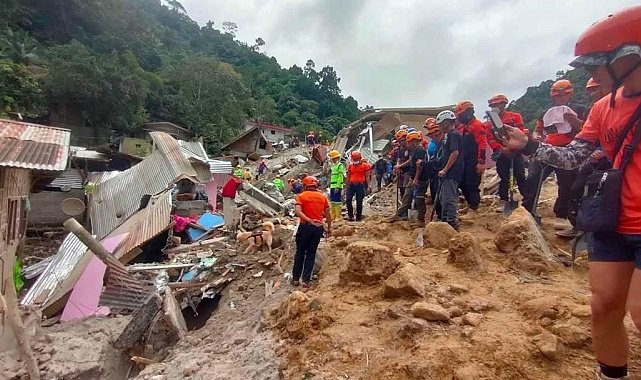 Filipinler'deki toprak kaymasında 10 kişi öldü, kayıp 49 kişiyi aranıyor