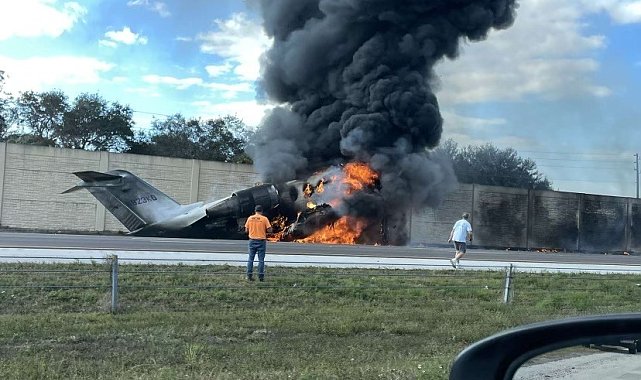 Florida'da otoyola inen küçük uçak araca çarpıp alev aldı: 2 ölü