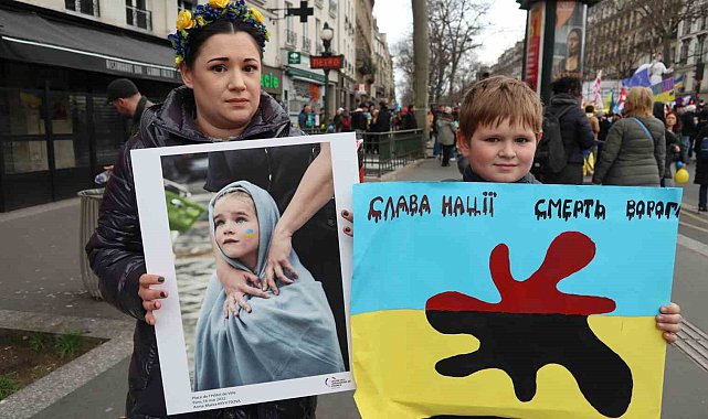 Fransa'da savaşın yıldönümünde Ukrayna'ya destek gösterisi