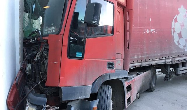 Freni patlayan tır trafo duvarına çarptı, facianın eşiğinden dönüldü