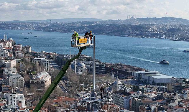 Galata Kulesi'nde nefes kesen restorasyon: 63 metre yükseklikte bulunan alem takıldı