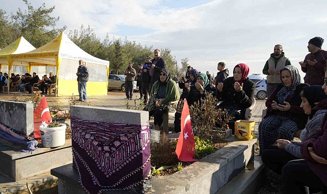 Gaziantep'te deprem mezarlığında duygusal anlar