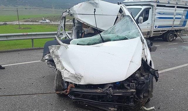 Gaziantep'te hafif ticari araç ile kamyonet çarpıştı: 3 yaralı