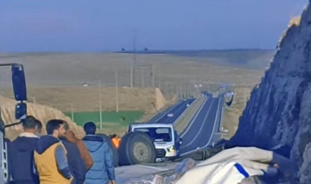 Gaziantep'te seyir halindeki gıda yüklü tır devrildi