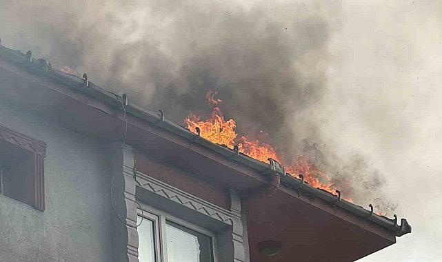 Gaziosmanpaşa'da alevli çatı yangını mahalleliyi sokağa döktü: Çatı yanarken balkonda sigara içti