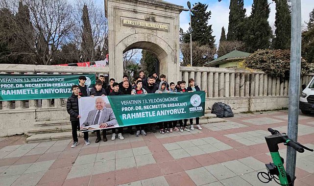 Gaziosmanpaşalı öğrenciler eski Başbakanlardan Necmettin Erbakan&#039;ı kabri başında andı
