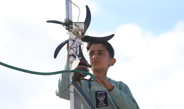 Gazzeli çocuk yaşadıkları çadırı aydınlatmak için elektrik üretiyor