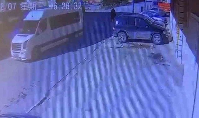 Geri giden minibüs yaşlı adamı ezdi, o anlar kameraya yansıdı