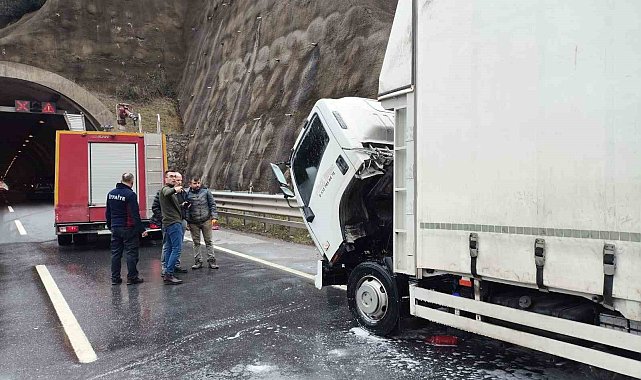 Gıda yüklü Kamyonet'in motorunda yangın çıktı