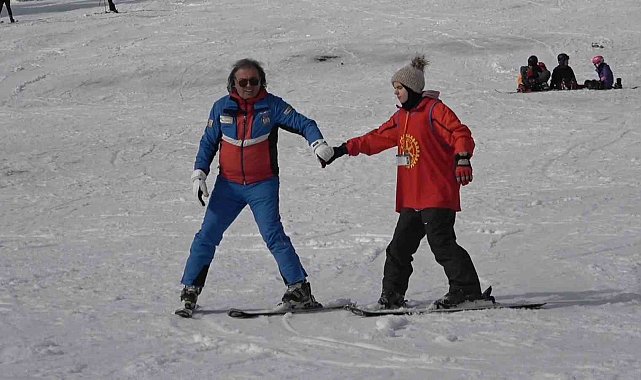 Görme engelli gençler Uludağ'da kayak öğrendi