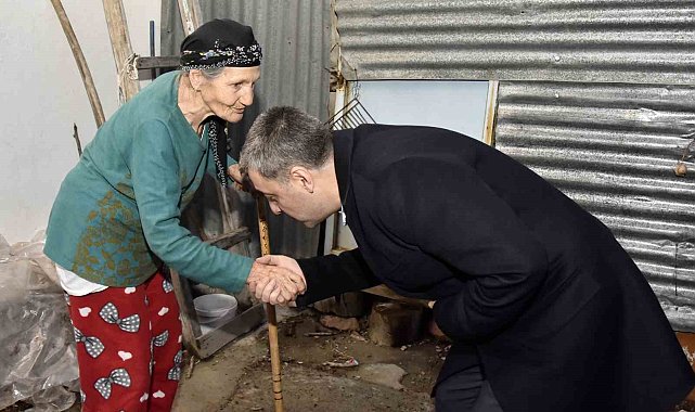 Gümüşhane Valisi'nden yaşlılara vefa örneği: Evlerine kadar gitti