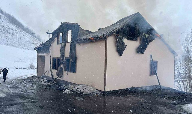 Gümüşhane'de çıkan yangında 2 katlı köy konağı ve muhtarlık küle döndü