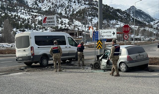 Gümüşhane'de otomobille servis minibüsü çarpıştı: 4 yaralı