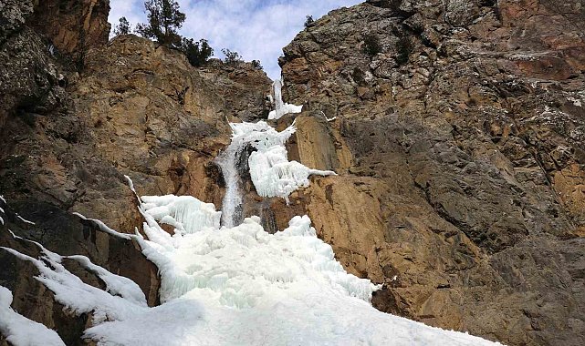 Gümüşhane'deki Durmuşlu Şelalesi buz tuttu