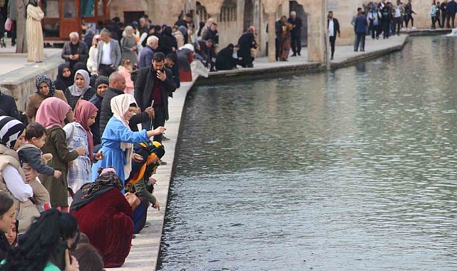 Güneşli havayı fırsat bilenler Balıklıgöl'e akın etti