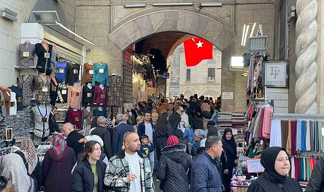 Güzel havayı fırsat bilen vatandaşlar tarihi çarşıya akın etti
