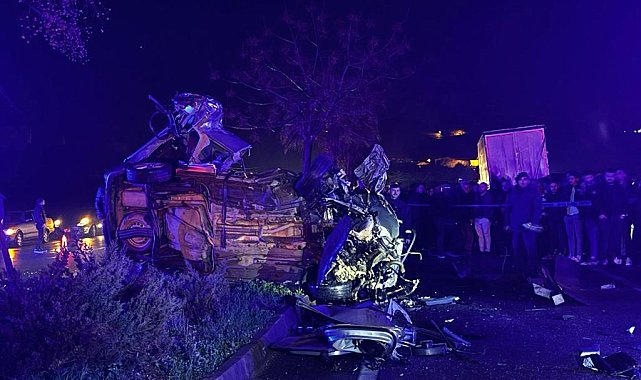 Hafif ticari araç, tıra arkadan çarptı: 1 ölü, 1 yaralı