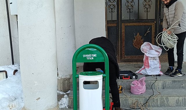 Hakkari'nin dört bir yanına çöp kovası yerleştirildi