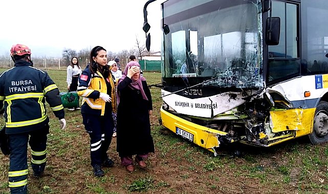 Halk otobüsüyle otomobil kafa kafaya çarpıştı: 8 yaralı